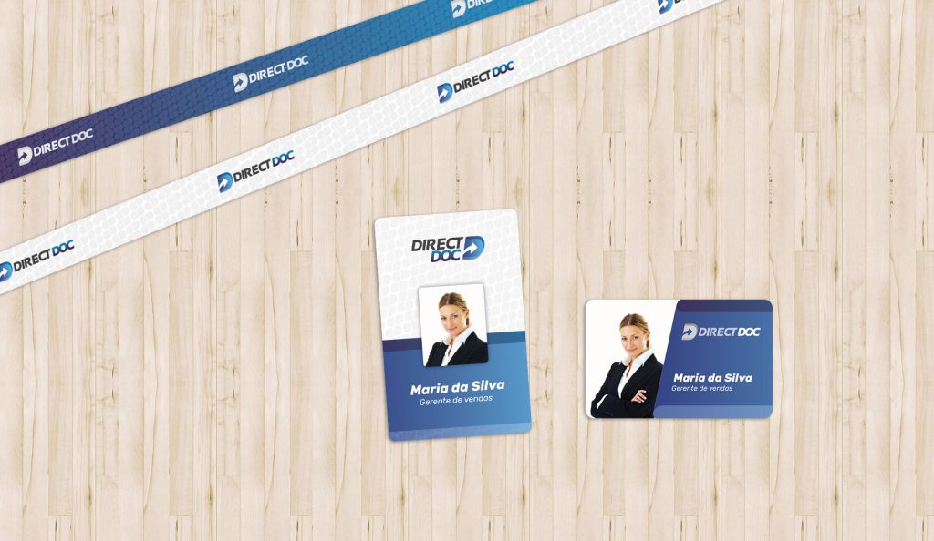 layout de crachá com cordão personalizado